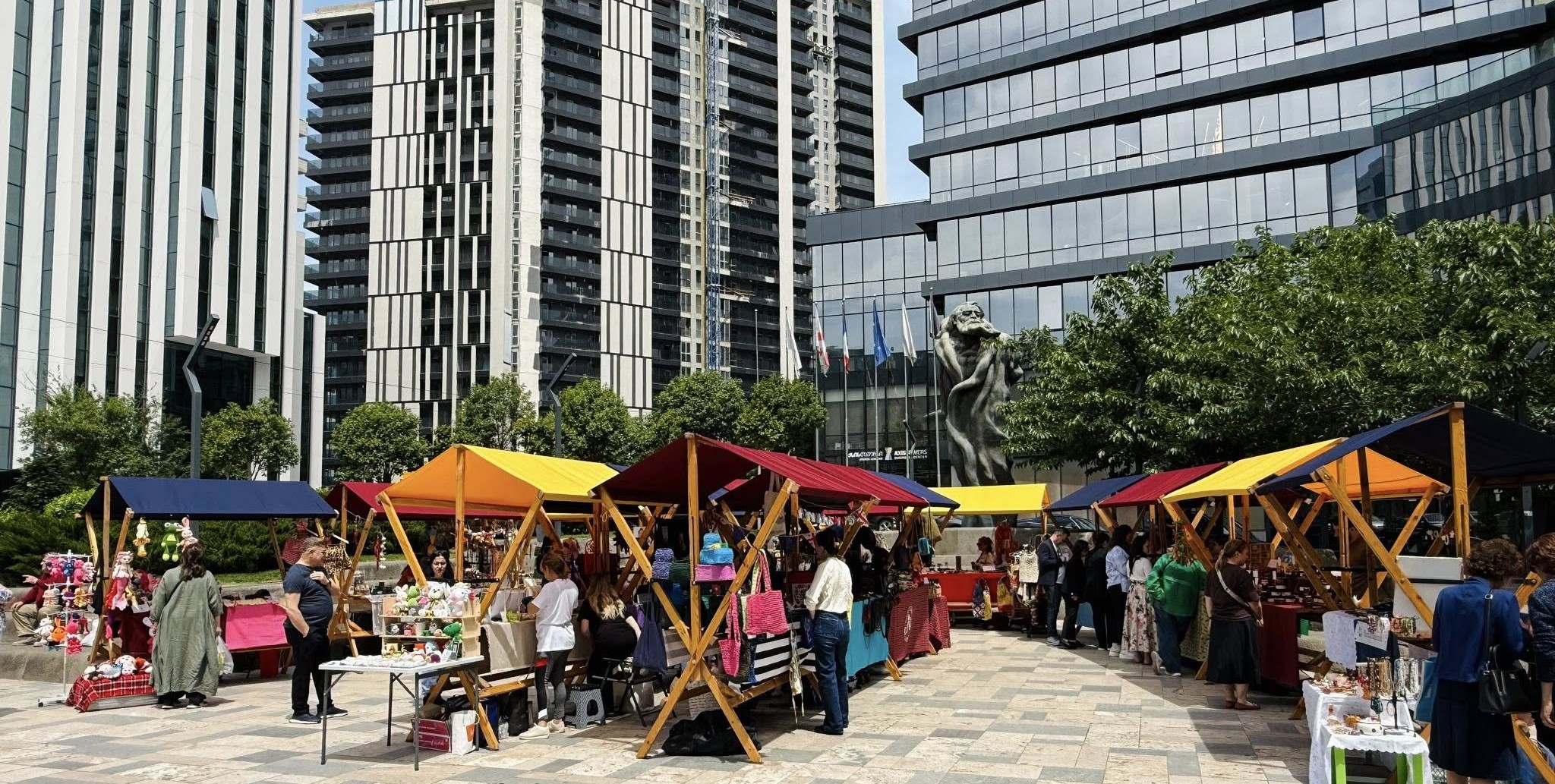 გამოფენა-გაყიდვა გალაქტიონ ტაბიძის ძეგლის მიმდებარედ