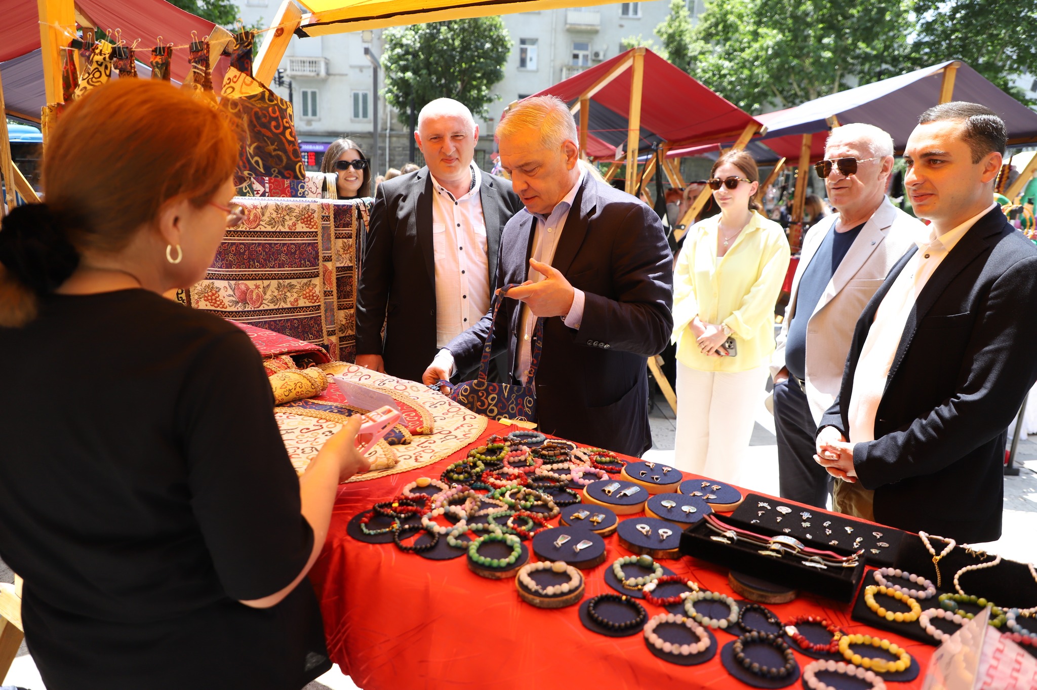 გამოფენა გაყიდვა გალაქტიონ ტაბიძის ძეგლის მიმდებარედ.