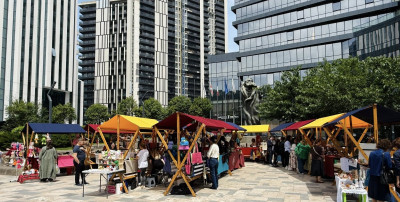 გამოფენა-გაყიდვა გალაქტიონ ტაბიძის ძეგლის მიმდებარედ