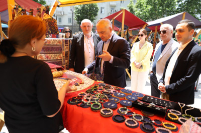 გამოფენა გაყიდვა გალაქტიონ ტაბიძის ძეგლის მიმდებარედ.